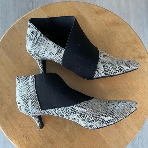 Andrew Geller women's Vienna kitten Heel Booties  Snakeskin Size 7.5 Slip-On - Picture 2 of 8
